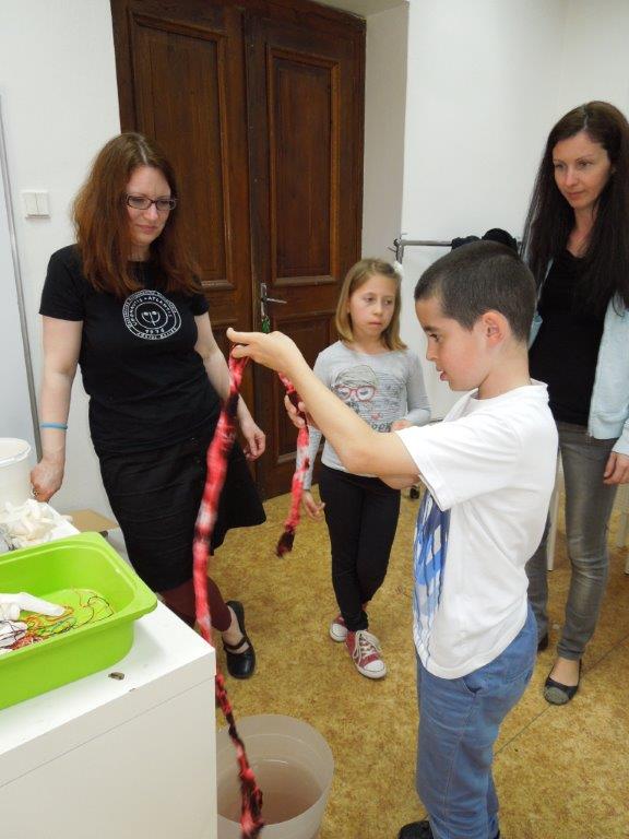 Májové experimentálne dielne- batikovanie 2