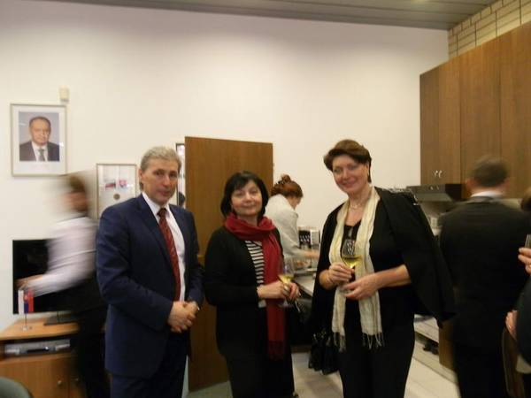 Zľava Ján Šmihula, riaditeľ SI v Moskve, Anastasia Arkhipova a Zuzana Jarošová, gen. komisárka BIB