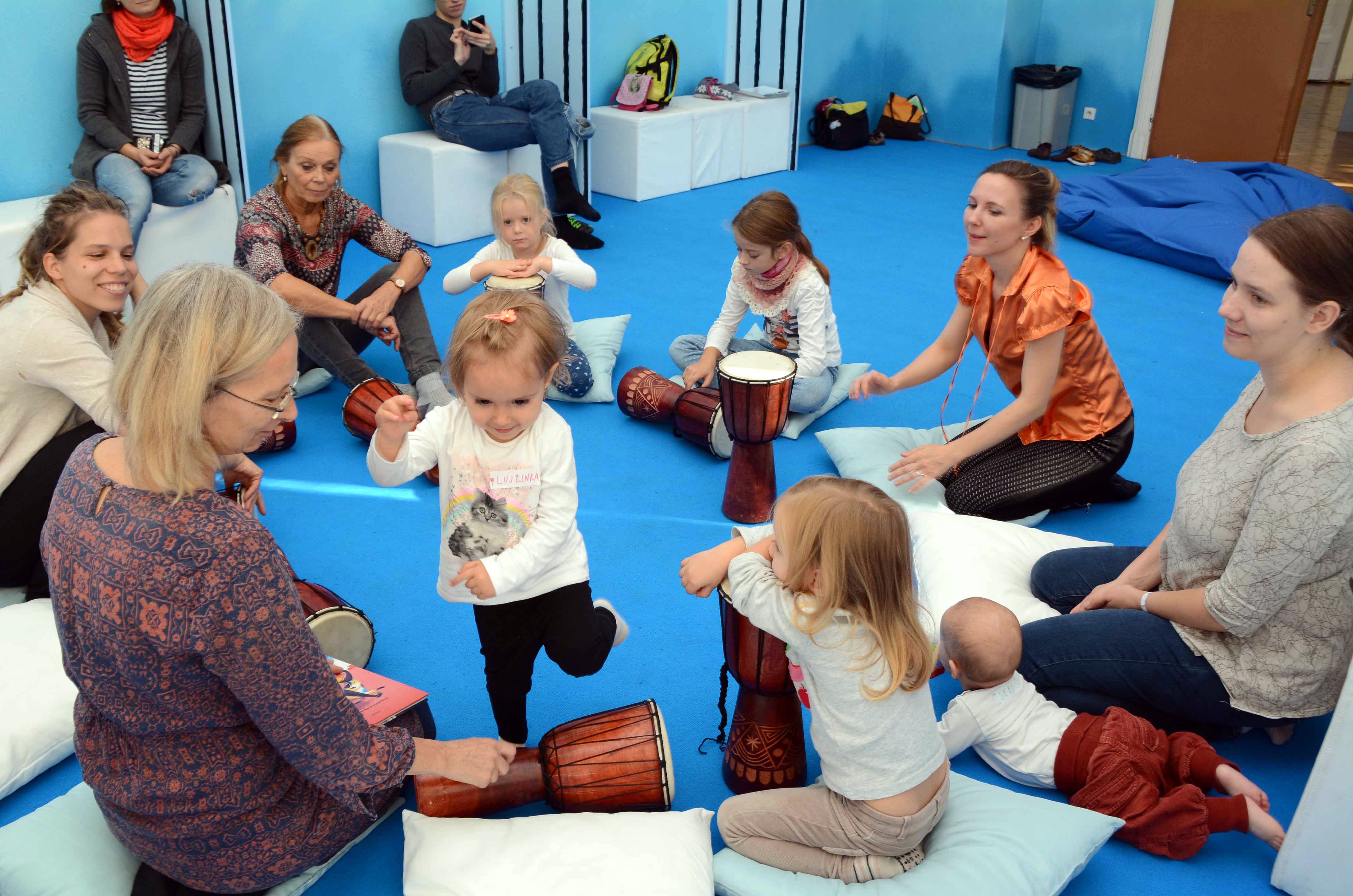 Utekajme k našej mamke-002