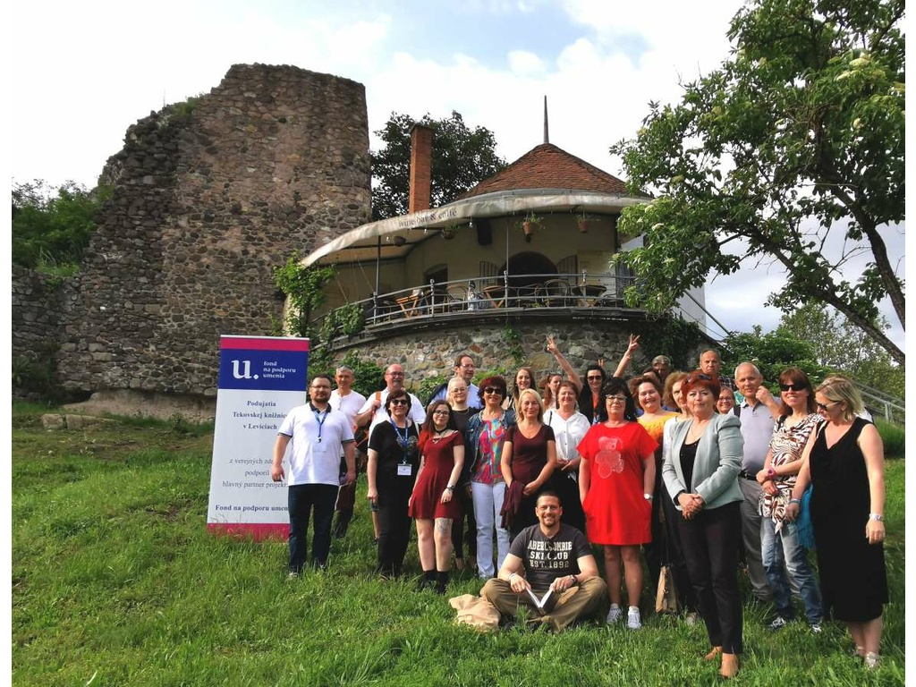 astníci a organizátori festivalu pred hradnou rotundou